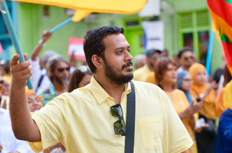 ފުލުހެއްގެ ގައިގައި ޖެހި ކަމުގެ ތުހުމަތުގައި މައިމޫން ފުލުހަށް ހާޒިރުކުރަނީ