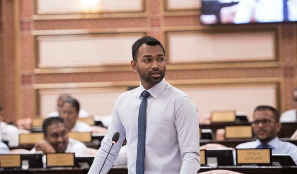 ސިޔާސީ ޕާޓީ ތަކުން މަގުމައްޗަށް ނުކުނަންޖެހެނީ ހިޔާލު ފާޅު ކުރުމުގެ އެހެން ފުރުސަތެއް ނުދިނުމުން: މީކާއިލް