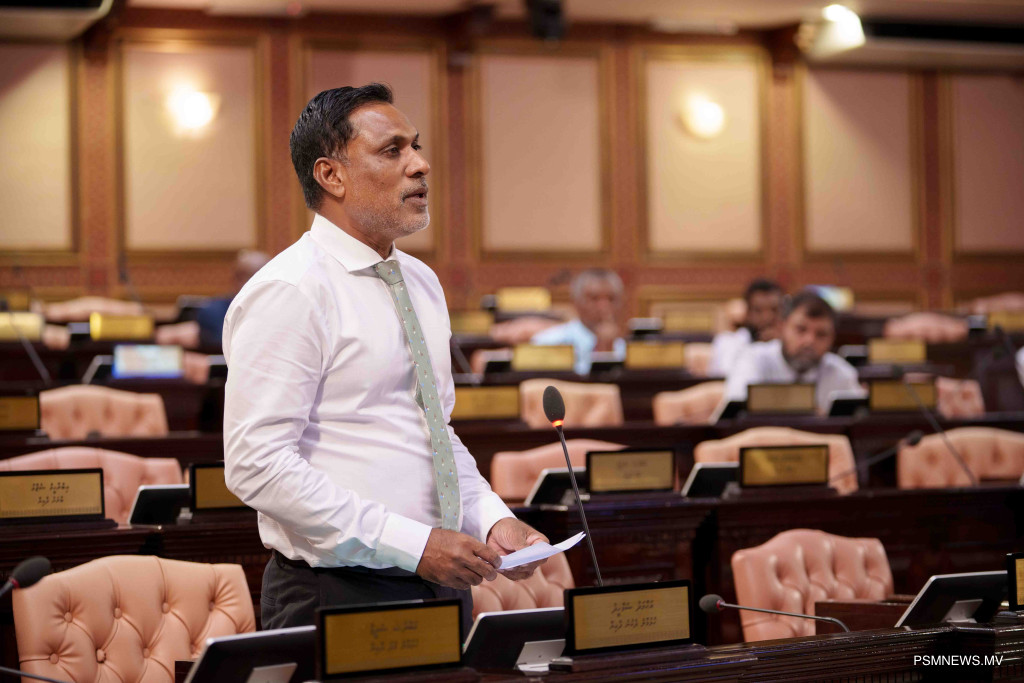 ޤާނޫނާ ޚިލާފު ސިޔާސީ ޙަރަކާތްތައް ހުއްޓުވަން މެންބަރުން ގޮވާލައްވައިފި