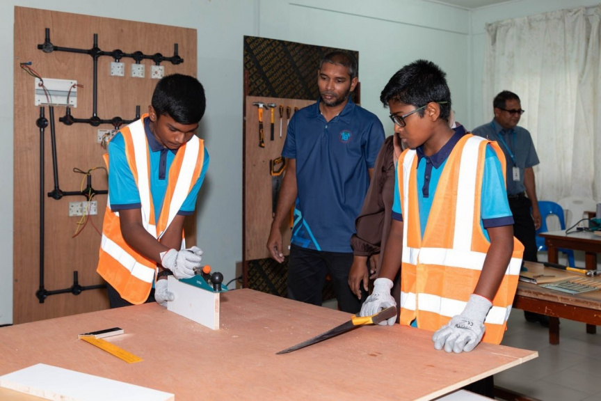 ބޭންކް ފަންޑް ކާމިޔާބުކުރި "ފޭލި" ޖަމިއްޔާއިން ވޮކޭޝަނަލް އެޑިއުކޭޝަން ލެބަކާއި ޑިޖިޓަލް ސްޓޫޑިއޯއެއް ހުޅުވައިފި