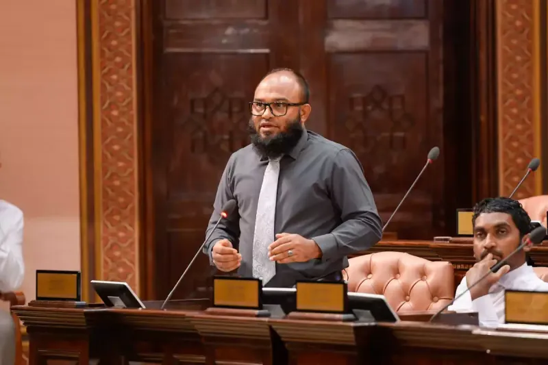 ސަރުކާރު މުއައްސަސާތަކުގައި ހޭވެރިކަމެއް ނެތް އިރު މިނިސްޓަރު އިހުސާންގެ މަސްއޫލިއްޔަތާމެދު ސުވާލު އުފެދޭ: ހުސެންބެ
