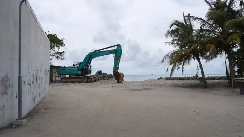 މަޑުއްވަރީ އިން ސަރުކާރަށް ލިބުނު ބޮޑު ނާކާމިޔާބީ އާއެކު، ބިންހިއްކުމުގެ މަސައްކަތް ކުރަމުންދިޔަ އެކްސްކަވޭޓަރު ވަރުބަލިވެގެން އެއްގަމަށް އެރި ގޮތަށް މަސައްކަތް ހުއްޓިފައި: މަޑުއްވަރީ އިންތިހާބީ ރައީސް