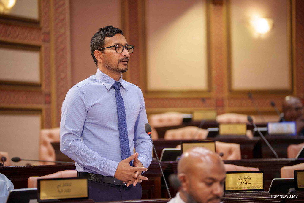 ޤާނޫނާ ޚިލާފު ސިޔާސީ ޙަރަކާތްތައް ހުއްޓުވަން މެންބަރުން ގޮވާލައްވައިފި