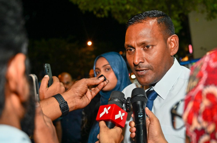 އީޝާ ތަހުގީގަށް އެއްބާރުލުން ދީ، ހުރިހާ ވާހަކައެއް ކިޔައިދޭން ނިންމައިފި