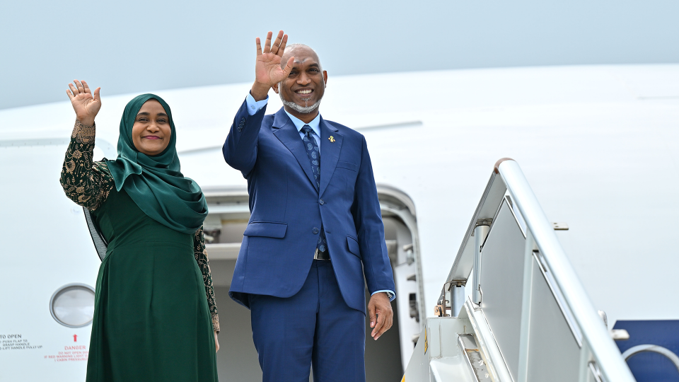 ރައީސްގެ ދެކަނބަލުން ލަންކާއަށް ފުރާވަޑައިގެންފި