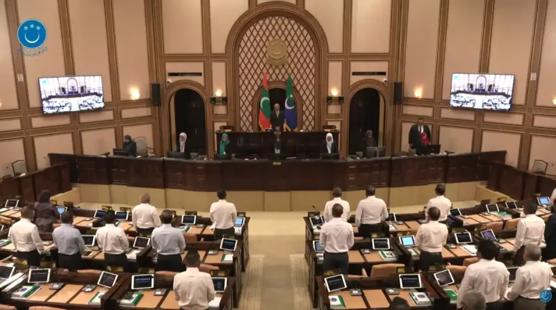 ރައްޔިތުންގެ މަޖިލީހުގެ ކުރީގެ މެންބަރު ރާމިޒް އަވަހާރަވުމާ ގުޅިގެން ޖަލްސާގައި ހިމޭންކަމުގެ ސުކޫތެއް