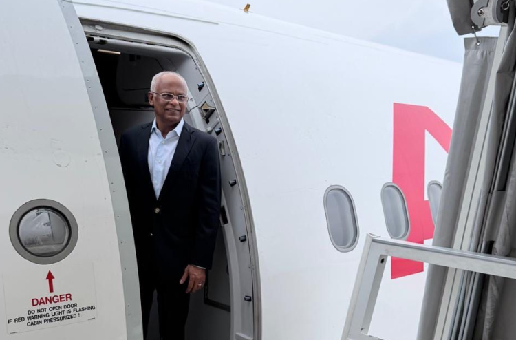 ކުރީގެ ރައީސް އިބޫ ވެސް އިންޑިއާއަށް ވަޑައިގެންފި