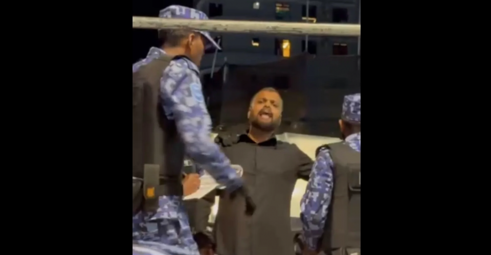 ނޫސްވެރިންގެ ދިފާއުގައި ކުރީގެ ނޫސްވެރިޔާ ހުސެއިން ނިކުތުމުން ހައްޔަރުކޮށްފި