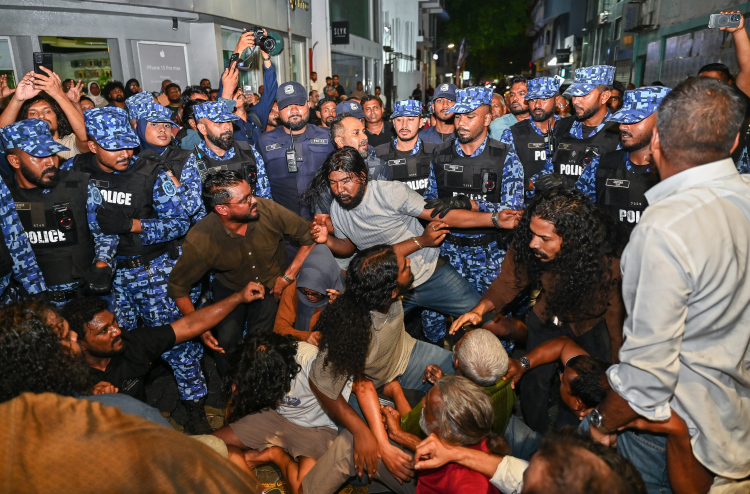 ކަނޑައަޅާފައިވާ ސަރަހައްދުން ބޭރުގައި މުޒާހަރާކުރަން ފުރުސަތެއް ނުދޭނަން: ޕޮލިސް