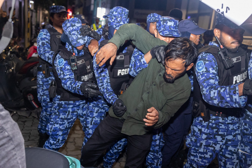 ނޫސްވެރިން މިނިވަންކުރަން ގޮވައިލައި ގިނަ ބަޔަކު އެއްވި އިހުތިޖާޖުގައި ފުލުހުންނާ ކުރިމަތިލުމެއް، ބަޔަކު ހައްޔަރު ވެސް ކޮށްފި