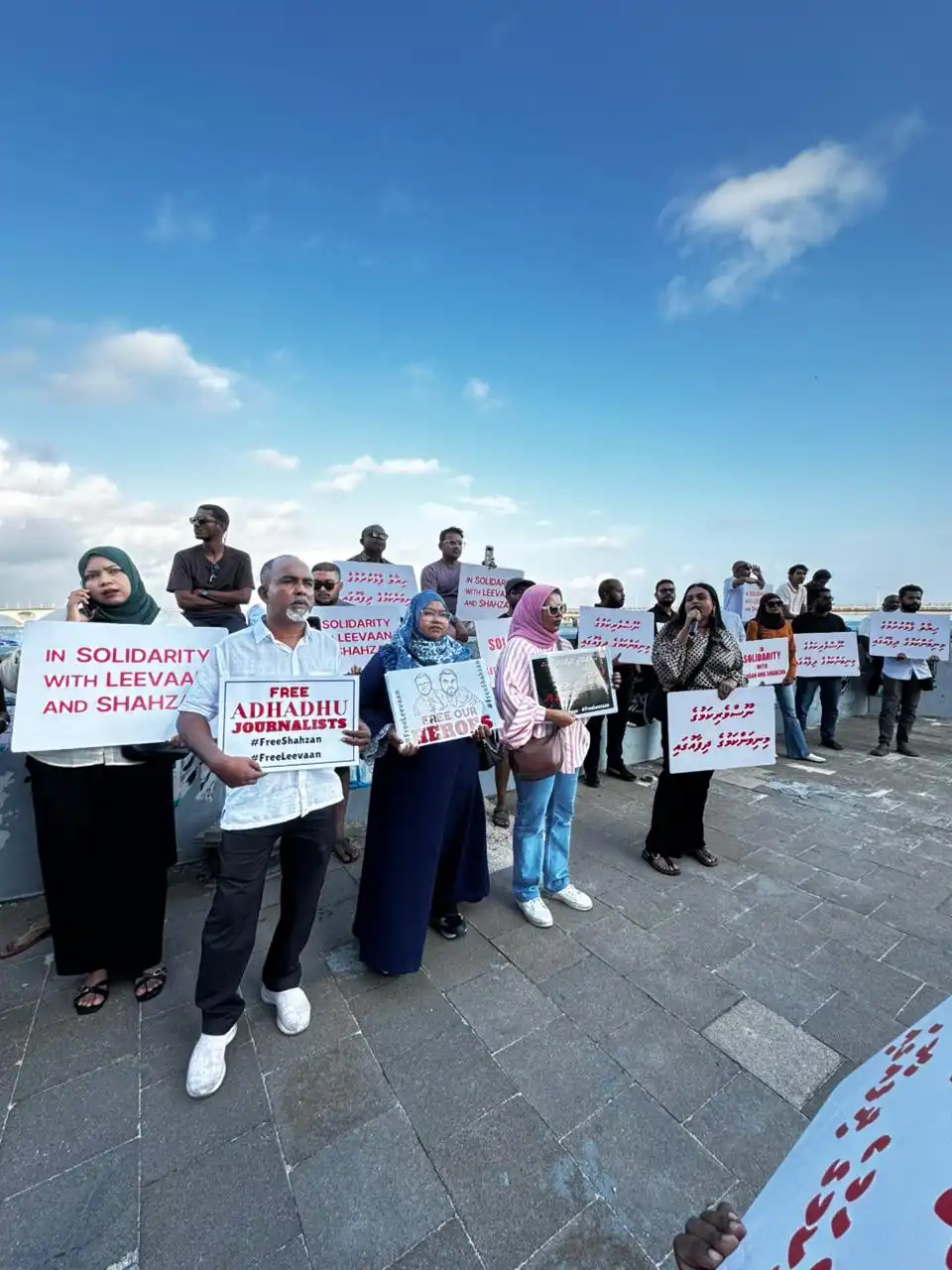 ޖަލަށް ލާފައިވާ ނޫސްވެރިން ދޫކޮށްލުމަށް ގޮވާލާ، ހުކުރު ދުވަހު ނޫސްވެރިން ކުރި މުޒާހަރާގެ ތެރެއިން.