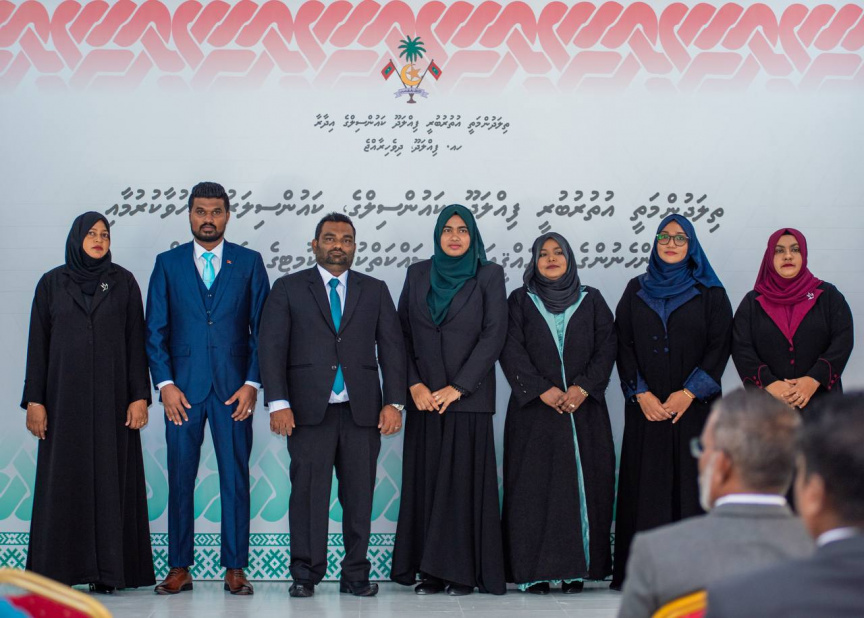 ތަފާތު މަންޒަރެއް: ފިއްލަދޫ ކައުންސިލްގެ ރައީސަށް ހުވާލައިދެއްވީ އަނބިކަނބަލުން