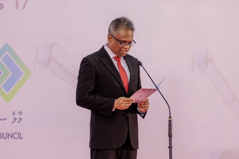 8 ގަޑިއިރަށްވުރެ އިތުރަށް މަސައްކަތްކޮށްގެން ނޫނީ އާންމުން އެދޭ ފަދަ ޚިދުމަތެއް ނުދެވޭނެ: ޢާޒިމް