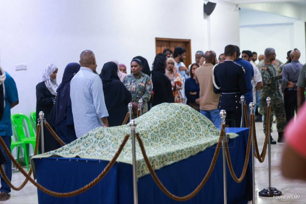 މަރްހޫމް މަހުދީގެ ޖަނާޒާ ރަސްމީ އިއްޒަތުގައި، އެތައްސަތޭކަ ބަޔަކު ބައިވެެރިވި