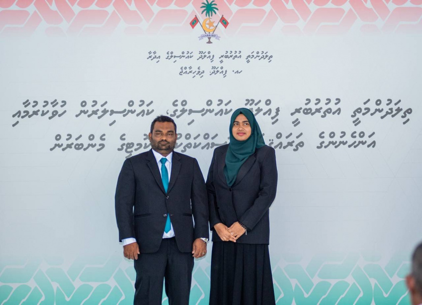 ތަފާތު މަންޒަރެއް: ފިއްލަދޫ ކައުންސިލްގެ ރައީސަށް ހުވާލައިދެއްވީ އަނބިކަނބަލުން