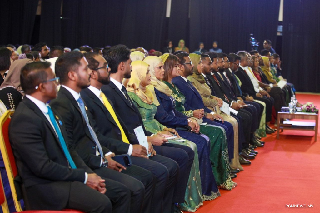 ކައުންސިލްތަކަށް އަލަށް އިންތިޚާބުވި ގިނަ މެންބަރުން ހުވައިކޮށްފި