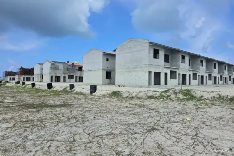 ކުރީ ސަރުކާރުގައި ތިނަދޫ ސިޓީގައި ތަރައްގީ ކުރަމުންދިޔަ 200 ރޯ ހައުސް މަޝްރޫއު ހުއްޓިފައި، މިސަރުކާރުން ބިންގާ އެޅި 50 ހައުސިން ޔުނިޓްގެ މަސައްކަތް ވެސް ކުރިއަށް ނުދޭ!