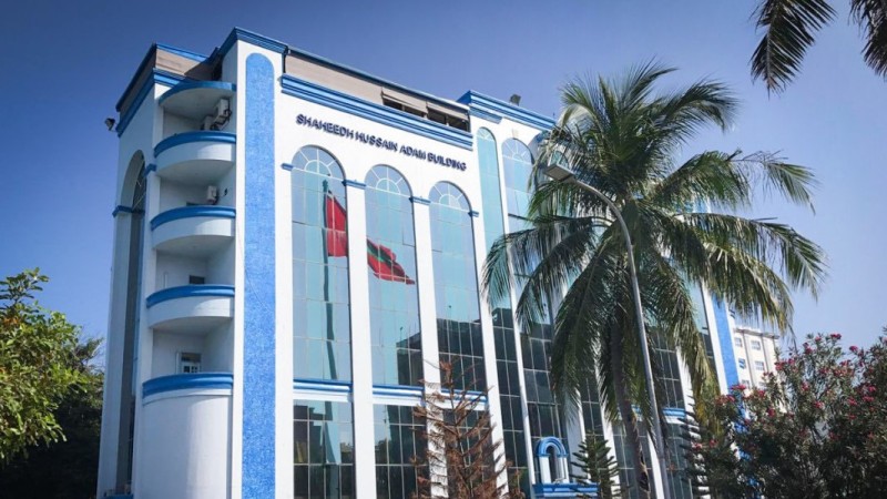 އަންހެން ދަރިއަށް ޖިންސީ ގޯނާކުރި ކަމުގެ ތުހުމަތު ކުރެވޭ ފުލުހުންގެ އޮފިސަރު މުސާރަ ނުލިބޭ ގޮތަށް ސަސްޕެންޑް ކޮށްފި