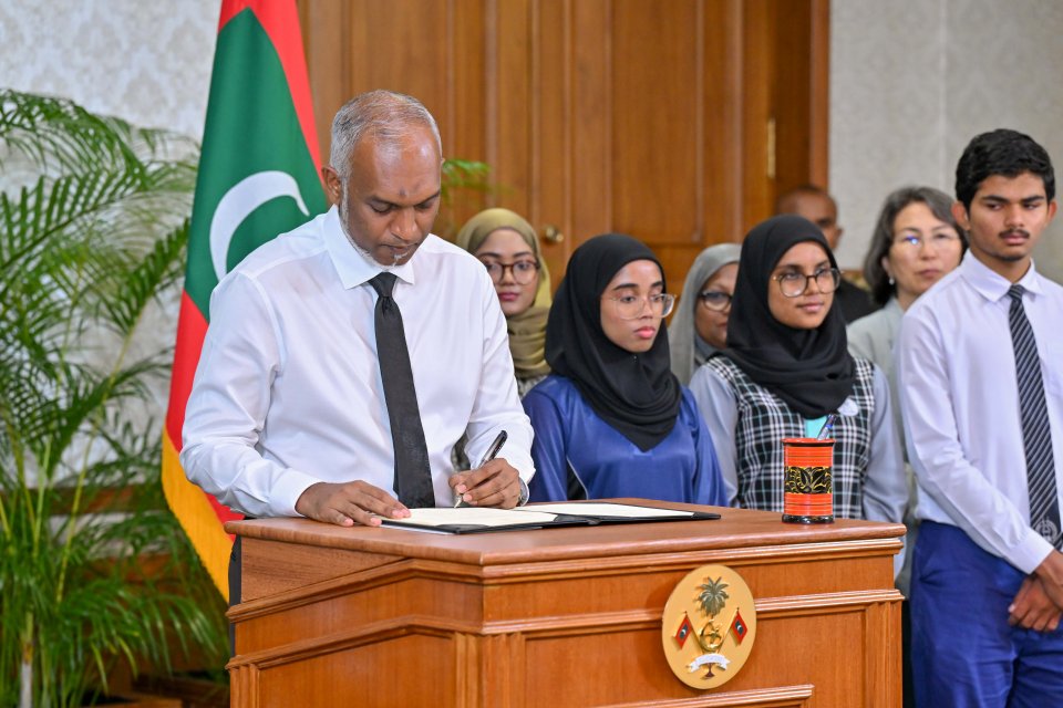 ދުންފަތާ ޒުވާނުން ދުރުކުރުމުގައި ސާބިތުވެ ތިބޭނަން: ރައީސް
