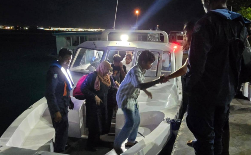 މާލެއިން ތޮއްޑުއަށް ދަތުރުކުރި ލޯންޗެއް ދިޔަވެ، އޭގައި ތިބި 25 މީހުން ސަލާމަތްކޮށްފި