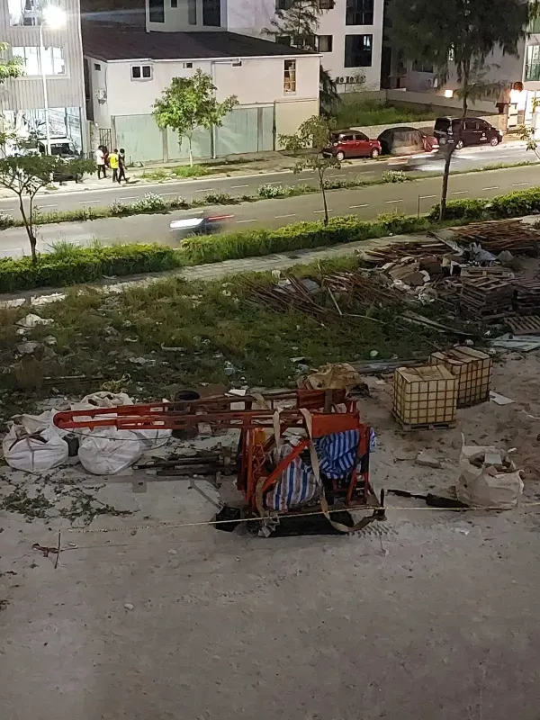 އުދަރެސް 11 ވަނަ ޓަވަރާ ދިމާލުން ބޭރުގައި އޮންނަ ހުސް ބިން ނުއަގުގައި ވިއްކާލި ކަމުގެ ތުހުމަތު، ކޮންސްޓްރަކްޝަންގެ މަސައްކަތް ކުރާތީ ރައްޔިތުން ތިބީ ކަންބޮޑުވުމެއްގެ ތެރޭގައި!