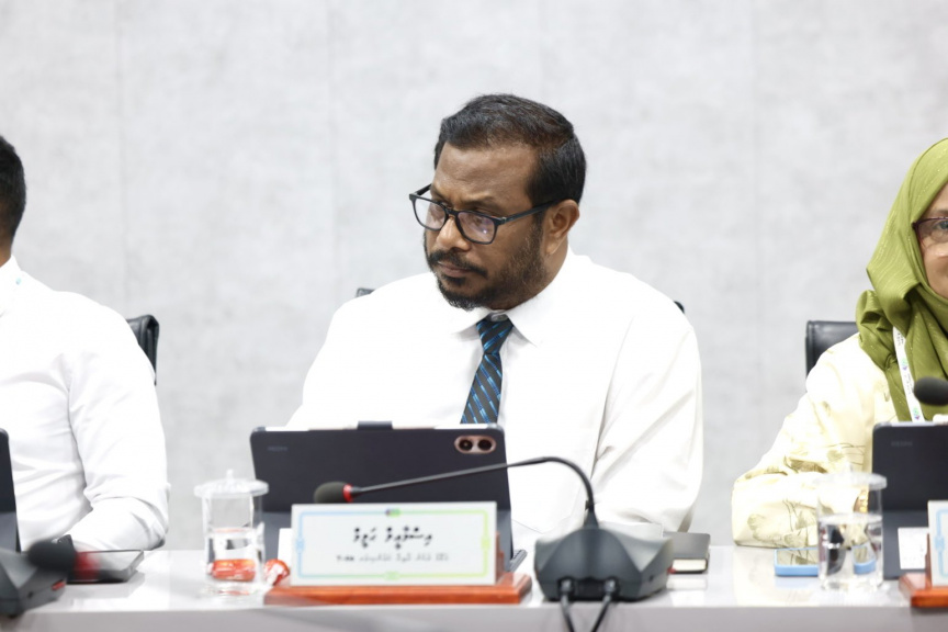 އާޒިމްގެ ސުވާލެއް: ދިވެހި މުވައްޒަފުން ނެގީމާ މަސައްކަތަކަށް ނާދޭ، ބިދޭސީން ތިބުމުން މައްސަލައަކަށް ވާންވީ ކީއްވެ؟