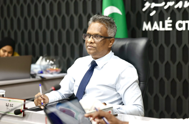 ލޯކަލް މާރުކޭޓުގައި ބިދޭސީ މުވައްޒަފުން ތިބުން މައްސަލައަކަށް ވަނީ ކީއްވެތޯ މޭޔަރު ސުވާލު އުފައްދަވައިފި