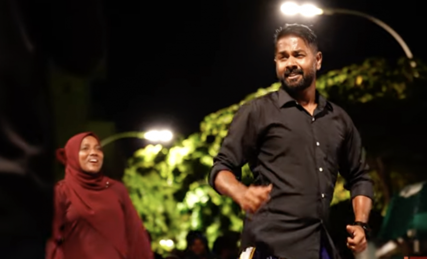 "ކަލާ ތިހާ ކައިރީ ހުރީމަ ލޯއެޅޭނެޔޭ!"