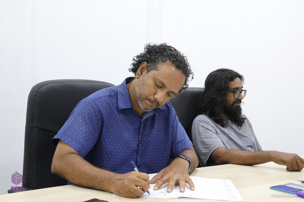ހިތަދޫ އުތުރު ދާއިރާގެ ވޯޓާސް ލިސްޓުގައި ކެންޑިޑޭޓުންގެ ފަރާތުން ސޮއިކޮށްފި