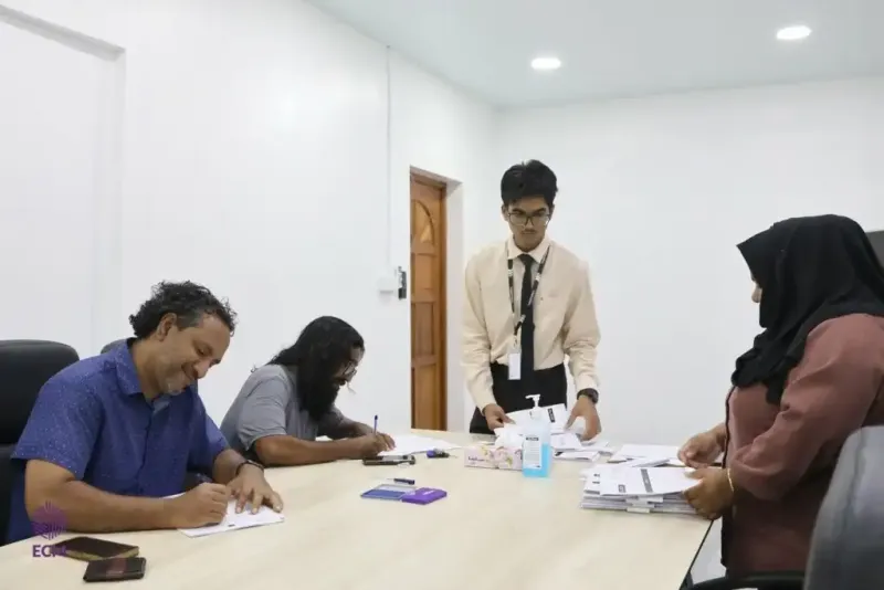 ހިތަދޫ އުތުރު ދާއިރާގެ ބައި-އިލެކްޝަގެ ވޯޓާސް ލިސްޓުގައި ކެނޑިޑޭޓުންގެ ފަރާތުން ސޮއިކޮށްފި