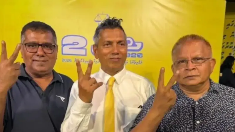 ސޯބެ އާއެކު ފޮޓޯ އެއް ނެގުމުން، ކޮންޓްރެކްޓް ވަޒީފާއެއްގައި ހުންނެވި ޒުހައިރުގެ ވަޒީފާ އުވާލައިފި