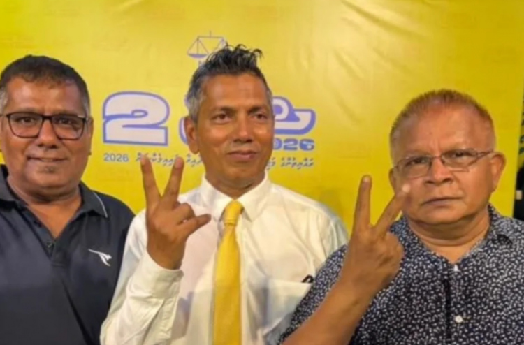 ސޯބެއާ އެކު ފޮޓޯއެއް ނެގި ފަހުން ޓްރާންސްޕޯޓް ސޭފްޓީ ބޯޑުގެ ޑިރެކްޓަރުގެ މަގާމު އުވާލައިފި