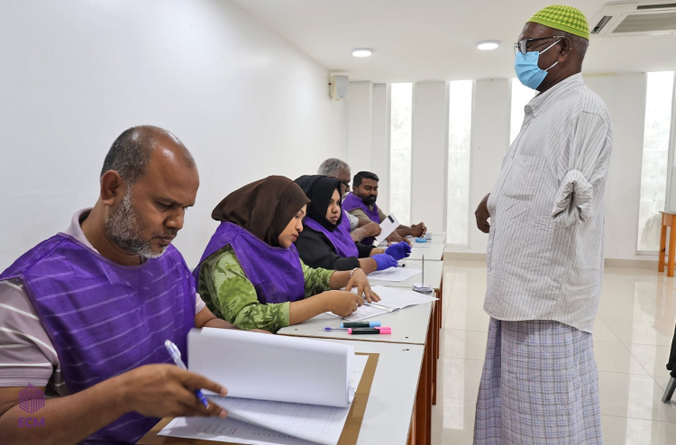 މީދޫ ކައުންސިލްގެ ރައީސް ހޮވަން ވޯޓުލުން ކުރިއަށް