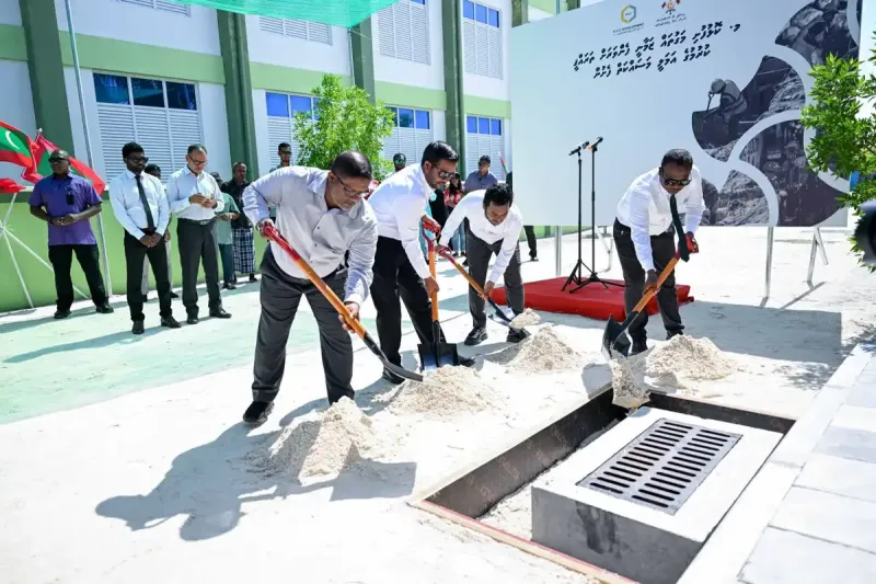 ކޮޅުފުށީގެ މަގުތައް ތަރައްގީ ކުރުމުގެ މަޝްރޫއު: ރައީސް މުއިއްޒުގެ ދަތުރުފުޅާ ދިމާކޮށް އަމަލީ މަސައްކަތް ފެށި ނަމަވެސް އޭގެފަހުން މަސައްކަތް ހުއްޓިފައި!