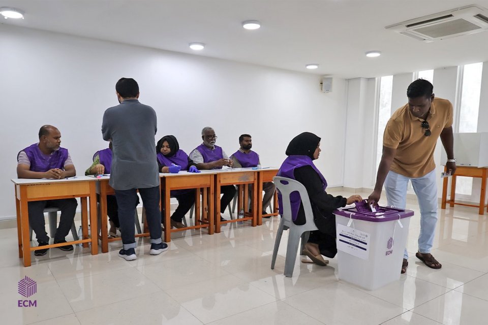 މީދޫ ކައުންސިލް ރައީސް އިތުރުބުރެގެ ވޯޓުފޮށިތައް ބަނދުކޮށްފި