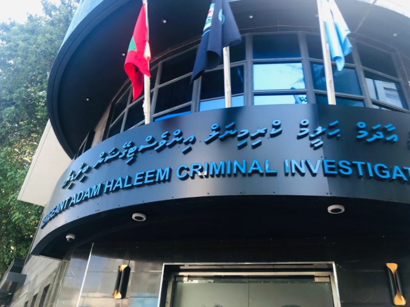 ޕޮލިސް ބިލްޑިންގްގެ ގަރާޖަށް ވަން މީހަކަށް، މުދަލަށް ގެއްލުން ދިނުމުގެ ތުހުމަތު