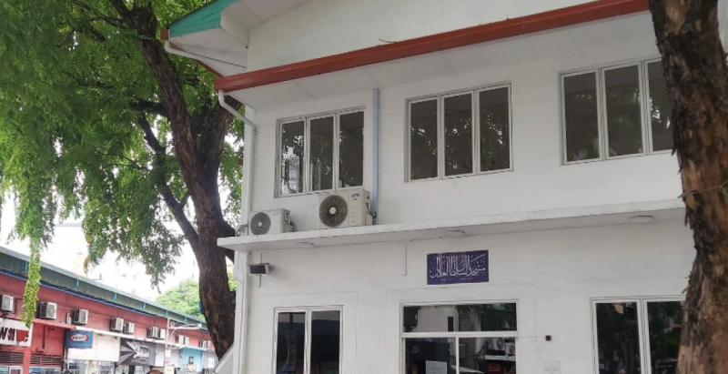 އާދިލް މިސްކިތުގެ ސައުންޑް ސިސްޓަމަށް ބޭނުންކުރާ 50 ފޫޓުގެ ކަރަންޓު ކޭބަލެއް ވަގަށް ނަގައިފި