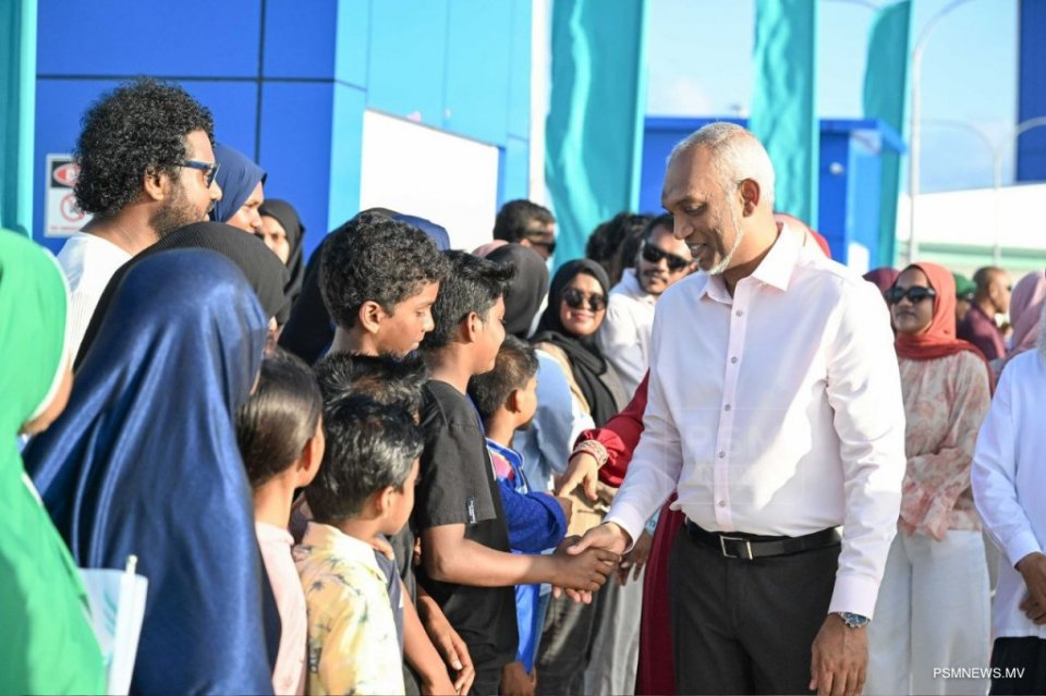 ރައީސްގެ ދެކަނބަލުން ދ.މީދޫއަށް ވަޑައިގެންފި
