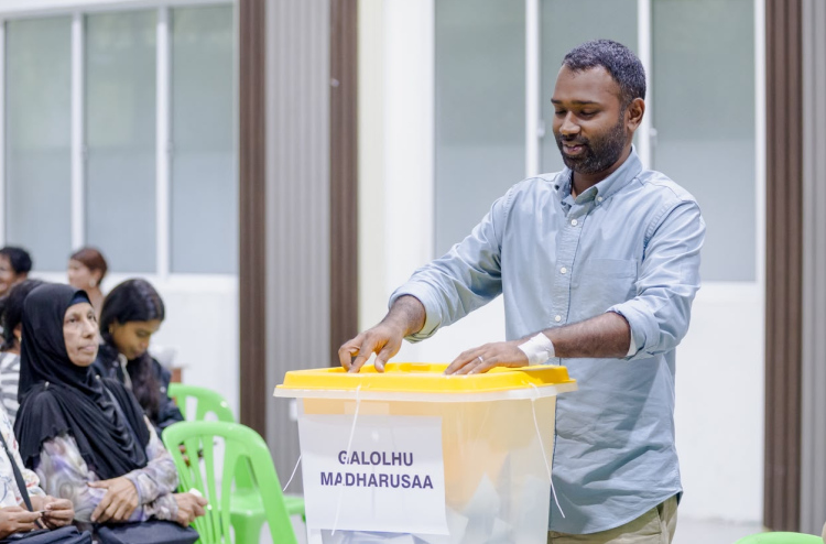 މީކާއިލްގެ ބޮޑެތި ތުހުމަތުތަކެއް: ފާސްދިނުން ލަސްކޮށް، ލިސްޓުން ނަންތައް ވެސް އުނިކުރި!