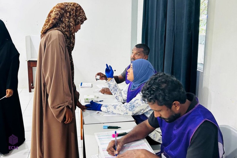 މީދޫ ކައުންސިލް ރައީސް ހޮވުން: 4 ގަޑިއިރުތެރޭ 49 އިންސައްތަ މީހުން ވޯޓުލައިފި