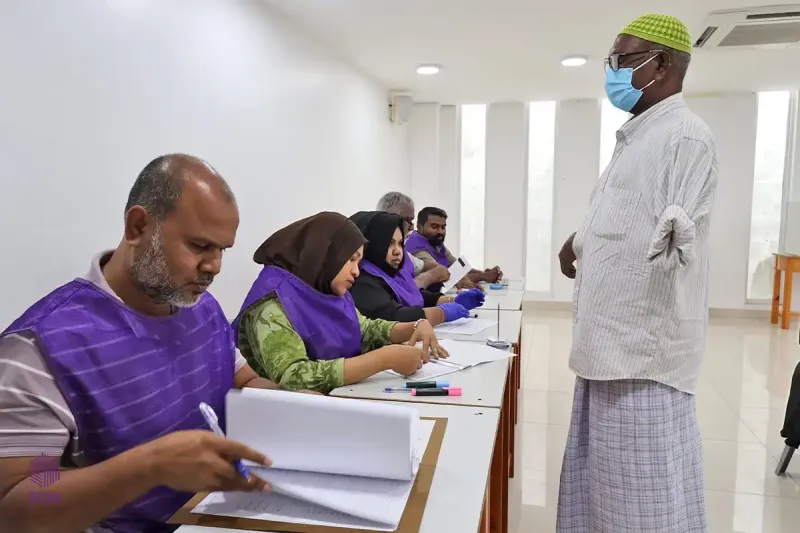 މީދޫ ކައުންސިލް ރައީސް ހޮވުމަށް ބާއްވާ އިންތިޚާބުގެ ދެވަނަ ބުރުގެ ވޯޓުލުން ގަޑިއަށް ފެށިފައިވާއިރު، ހުރިހާ ކަމެއް އަމާންކޮށް ކުރިއަށްދޭ: އީސީ
