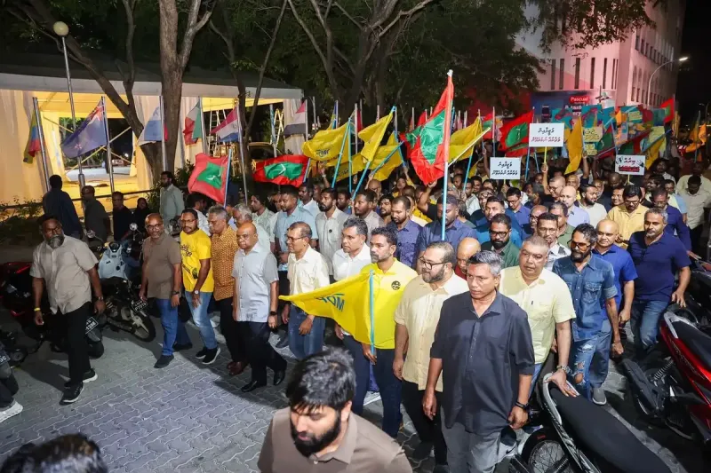 މުވައްޒަފުން ވަޒީފާއިން ވަކިކުރުމާއި ދެކޮޅަށް އެމްޑީޕީ އިން ބޭއްވި "ވަޒީފާ ބުރާސްފަތި" އިހުތިޖާޖުގައި އެތައްހާސް ބަޔަކު ބައިވެރިވެއްޖެ