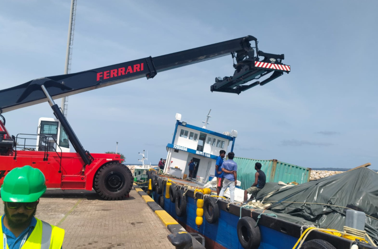 މުދާ ކްލިއާ ކުރަން އުޅެނިކޮށް ކޮންޓެއިނަރެއް ވެއްޓި، ބޮޑު ގެއްލުމެއް!