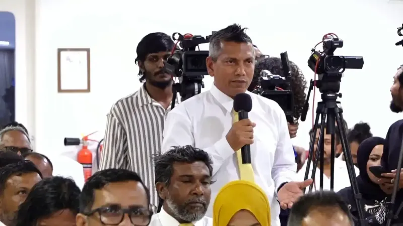 އަޅުގަނޑާއެކު ކެމްޕޭނުގައި އުޅުނީތީ ކުންފުނިތަކުގައި މަސައްކަތް ކުރި 10 މުވައްޒަފުން ވަކިކޮށް އެތައް ބަޔަކު ސަސްޕެންޑްކުރަން ނިންމާފައިވޭ: ސޯބެ