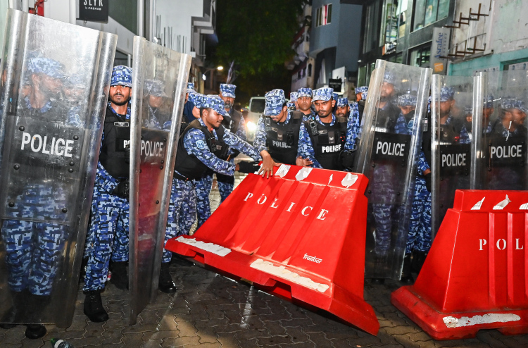 މުޒާހަރާގައި ފުލުހުންނަށް ހުރަސް އެޅުމުގެ ދައުވާލިބޭ މީހުންގެ ޝަރީއަތް ފަށައިފި