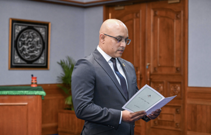 ސިޔާސީ ގޮތުން ބައެއް މުއައްޒަފުން ވަޒީފާއިން ވަކިކުރާ މައްސަލައިގައި ފިނޭންސް މިނިސްޓަރާ ސުވާލުކުރަނީ