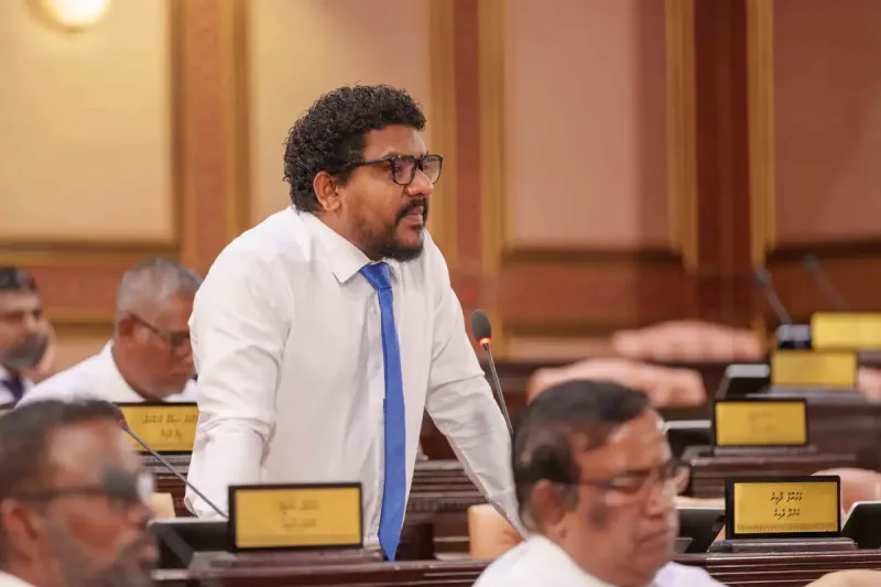 މި ސަރުކާރުން މަސައްކަތްތެރިން ގެންގުޅެނީ ހިފާ ގެންގުޅޭތަކެތި ގެންގުޅޭ އުސޫލުން: މައުރޫފް