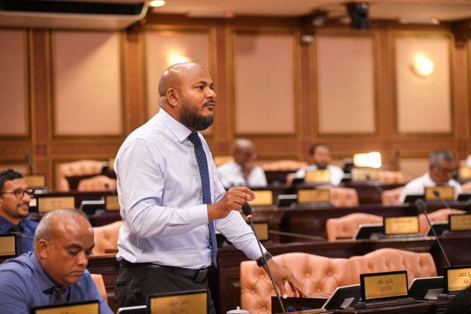 ކައުންސިލަރުންގެ މުސާރަ އެމްޑީޕީން ބޮޑު ނުކުރީތީ އަޖައިބުވޭ: ޝުޖާއު