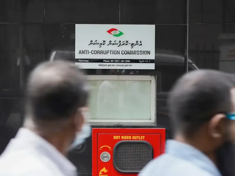 އެހެން މީހެއްގެ ނަމުގައި މުސާރައަށް 1.5 މިލިއަން ރުފިޔާ ނެގި 3 މުވައްޒަޒުންގެ މައްސަލަ އޭސީސީން ބަލަނީ