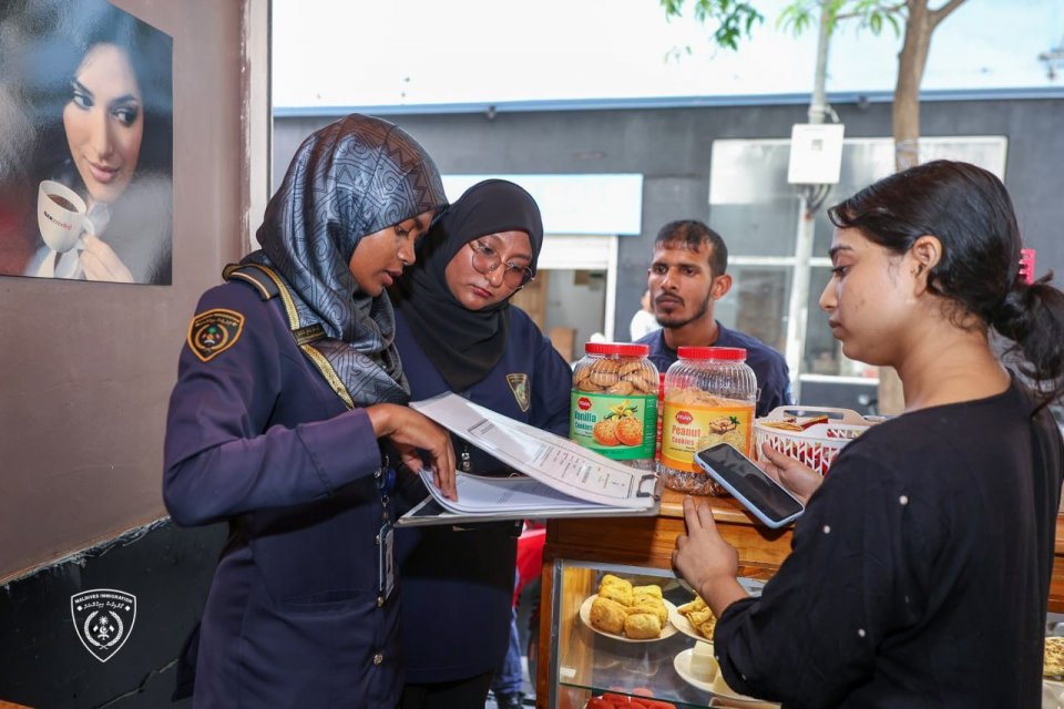 8 ބިދޭސީން ޗެކްކޮށް، 3 މީހަކު އިމިގްރޭޝަންގެ ބެލުމުގެ ދަށަށް